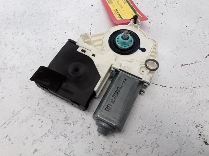 Moteur de vitre portière d'un Volkswagen Passat, -, Volkswagen, -, 3 mois de garantie