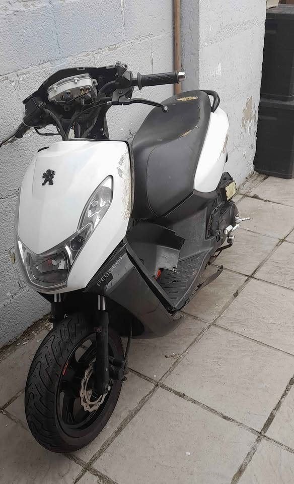 vend scooter a réparer ou pour pièces info MP, Autres modèles, Enlèvement, Utilisé, Essence