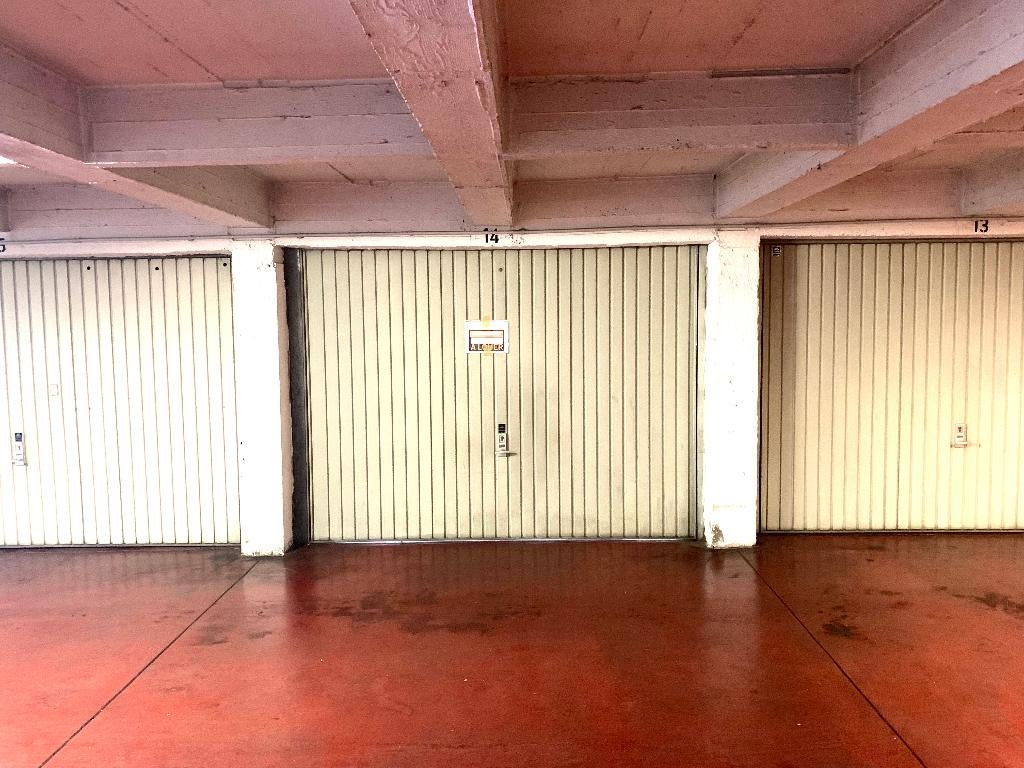 Garage Box fermé à louer à Uccle, Bruxelles, Immo, Garages & Places de parking, Bruxelles