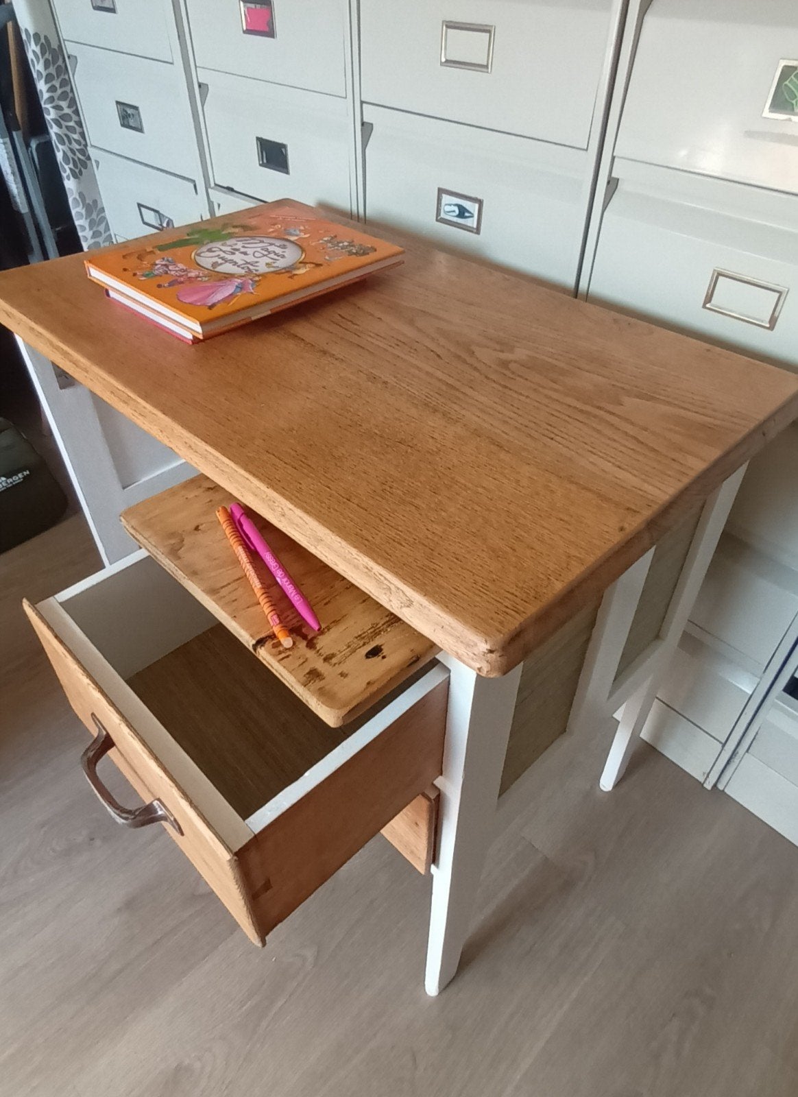 Petit bureau enfant vintage blanc/bois rénové Tournai, Maison & Meubles, Enlèvement ou Envoi, Comme neuf, Beige