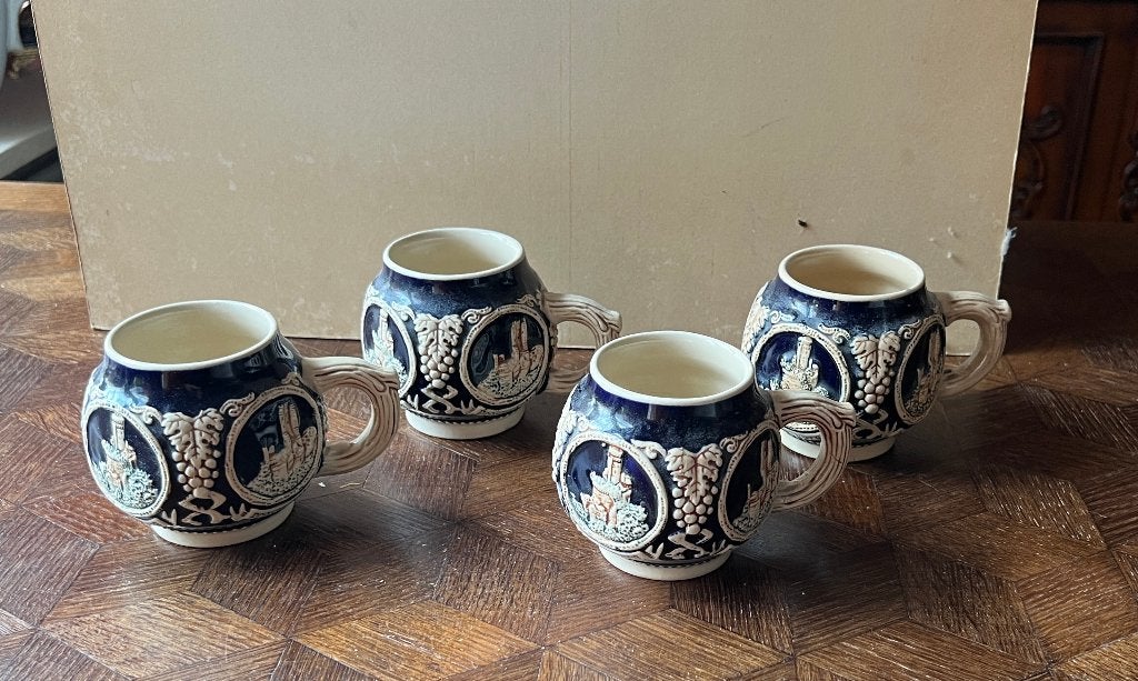 Set van 4 vintage Duitse Westerwald steengoed souvenirbekers, Antiquités & Art, Enlèvement