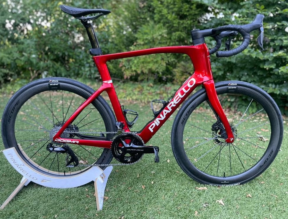 Pinarello Dogma F (2025) – 59.5 – Starry Red – Scope Artech, Fietsen en Brommers, Ophalen, Zo goed als nieuw