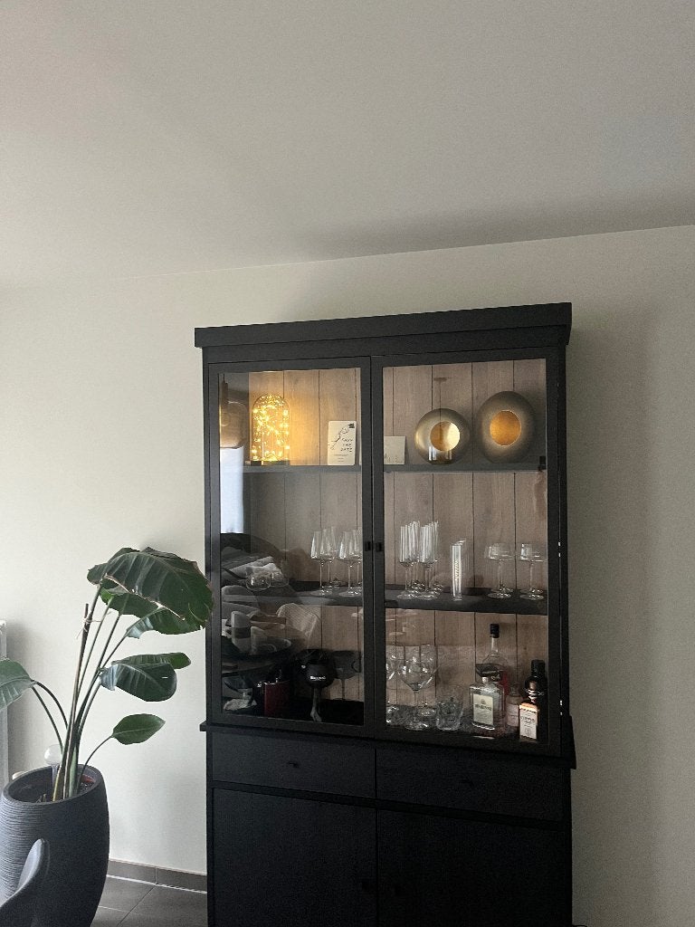 Zwarte vitrinekast met verlichting, Huis en Inrichting, Ophalen, 100 tot 150 cm, Zo goed als nieuw, 25 tot 50 cm