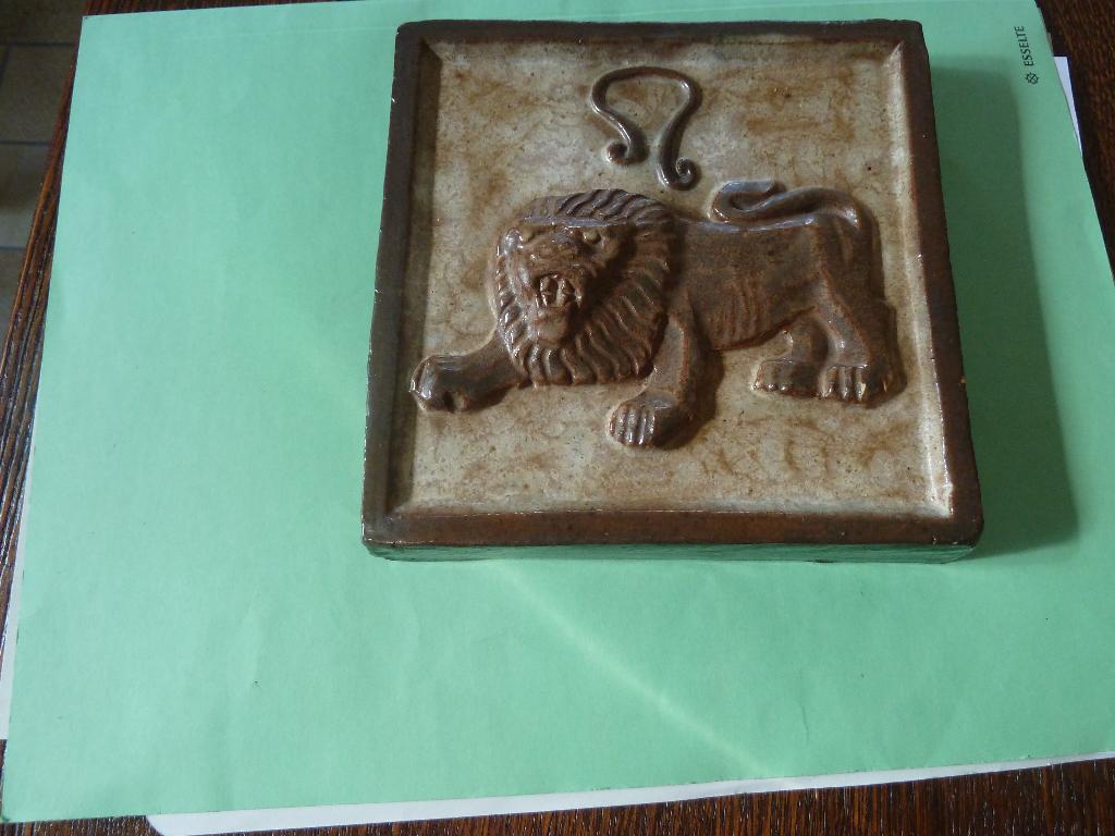signe astrologique en gres de Bouffioulx, Antiquités & Art, Antiquités | Céramique & Poterie, Enlèvement ou Envoi