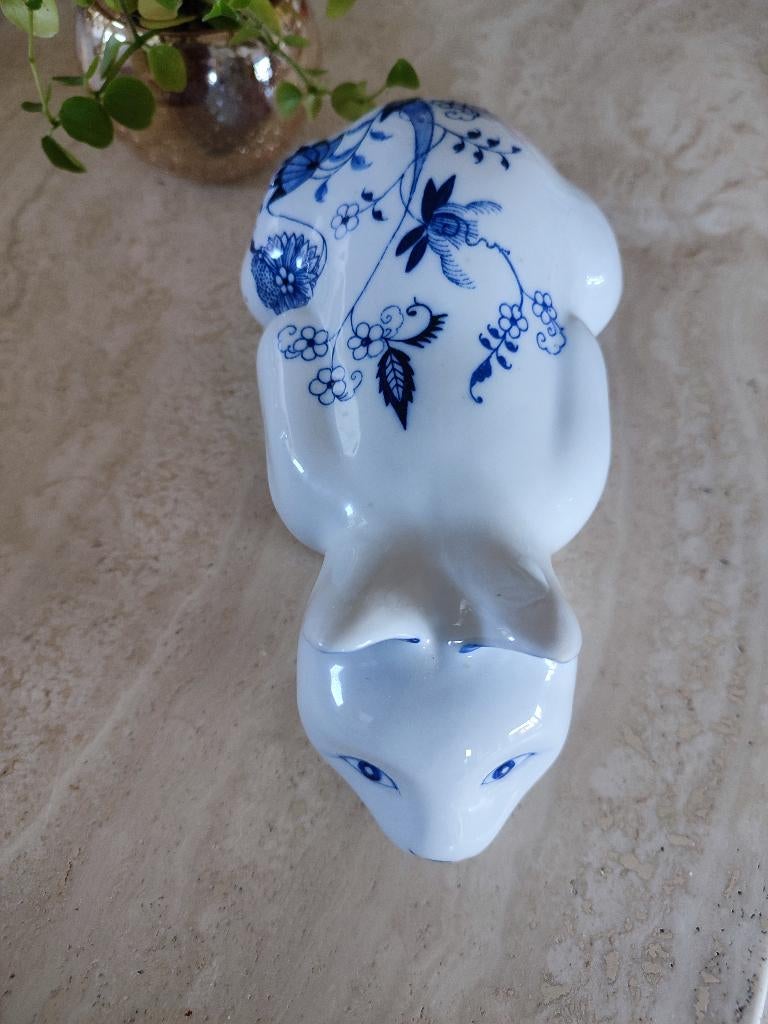Chat en porcelaine, peint à la main. Blanc, motifs bleus, Enlèvement ou Envoi, Comme neuf, Animal