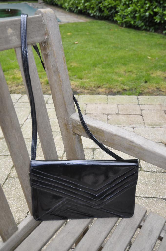 Sac pochette bandoulière noir brillant 28x17cm, Enlèvement ou Envoi, Utilisé, Noir, Autres marques