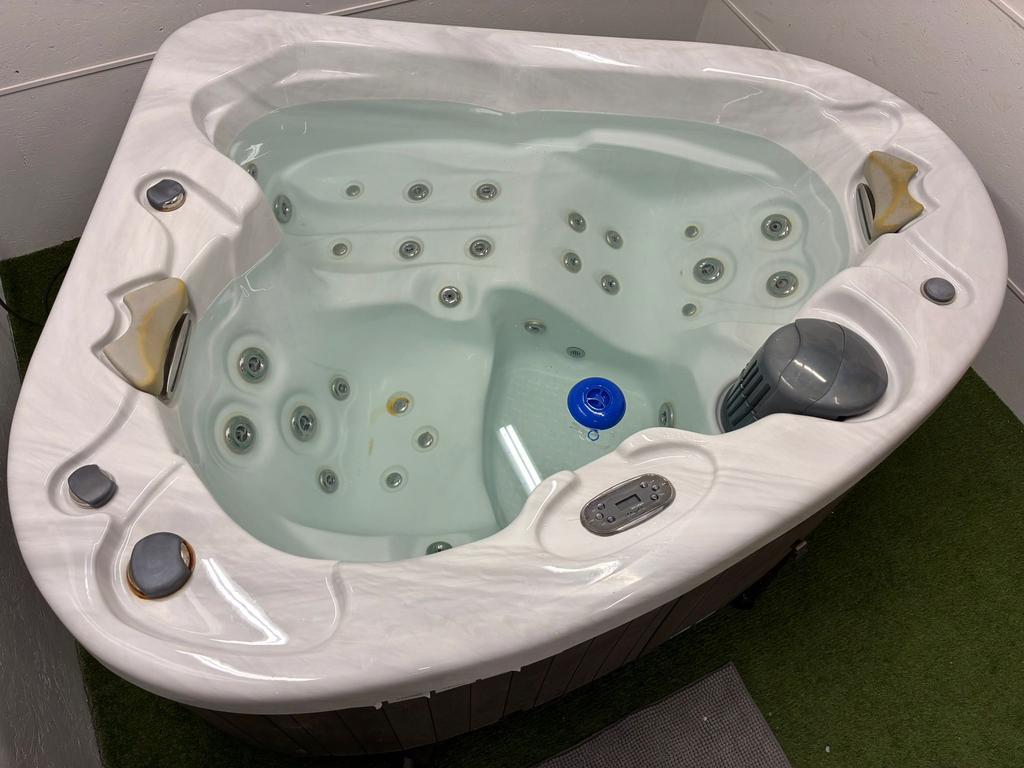 Mooie 3 persoons jacuzzi, Enlèvement, Utilisé, Fixé