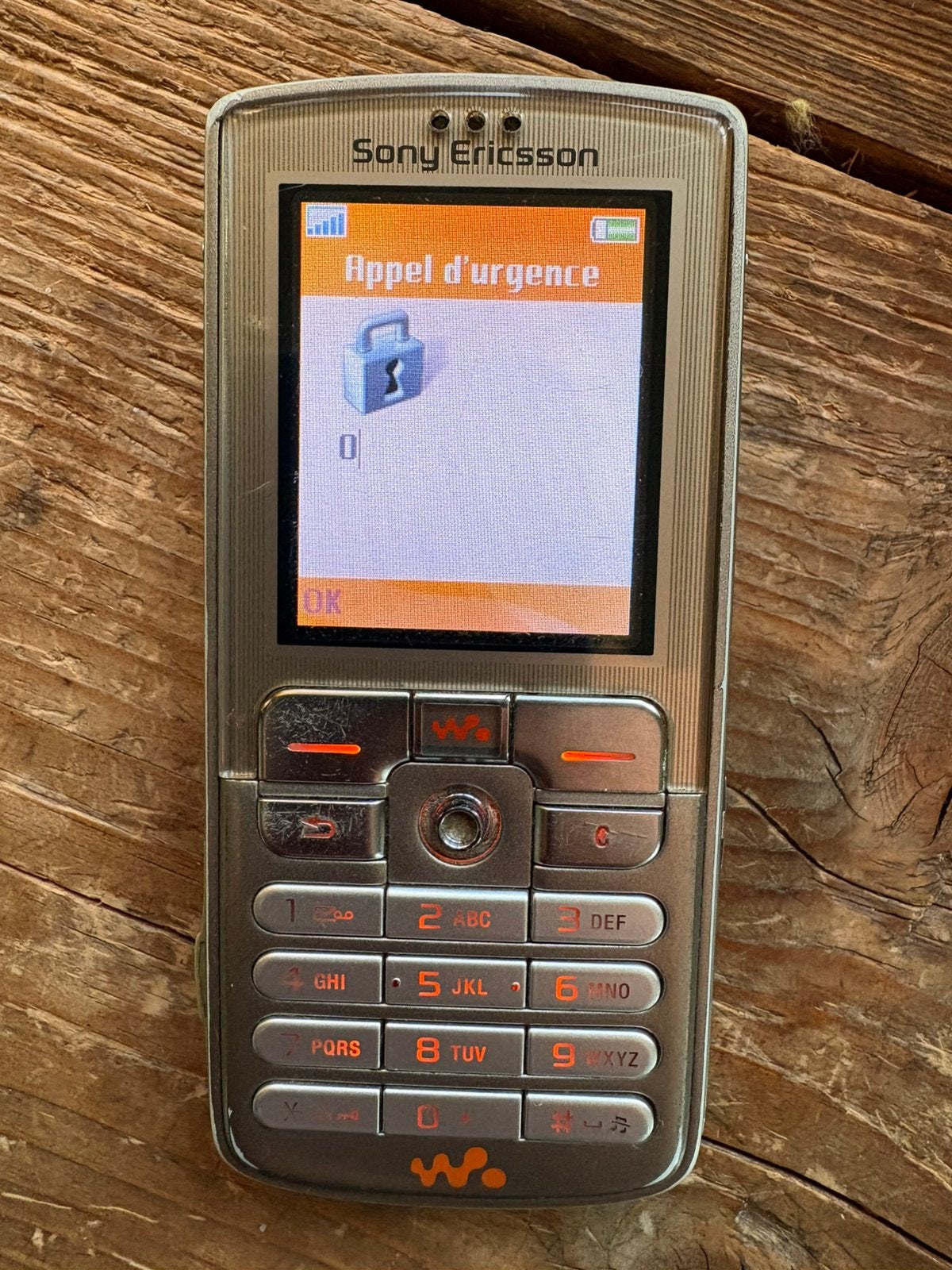 SONY ERICSON W700 vintage 2006 GSMfunctioneel in goede staat, Gebruikt, Fysiek toetsenbord, Ophalen of Verzenden, Klassiek of Candybar