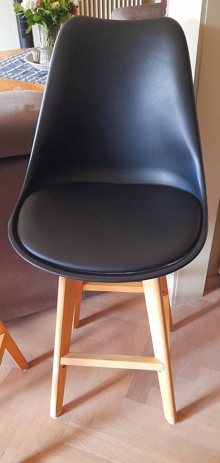 4 hoge zwarte barkrukken met houten onderstel, Maison & Meubles, Tabourets de bar, 4 tabourets, Enlèvement, Comme neuf, Avec repose-pieds