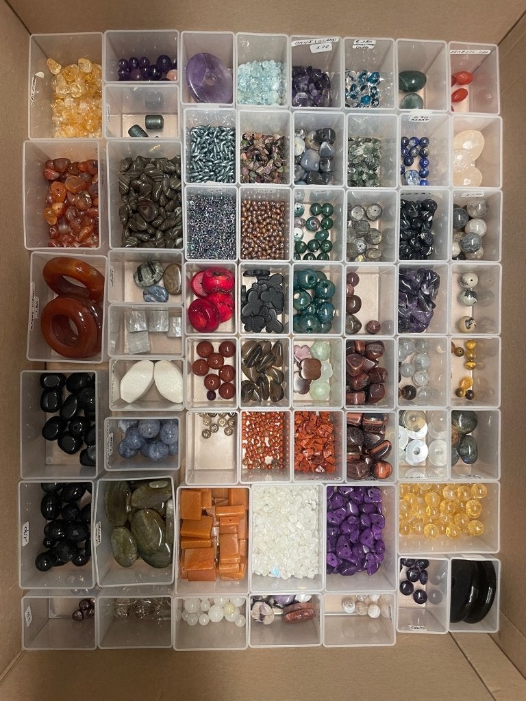 Volledige stock kralenwinkel, 24 dozen + display, Hobby & Loisirs créatifs, Fabrication de Perles & Bijoux, Neuf, Enlèvement