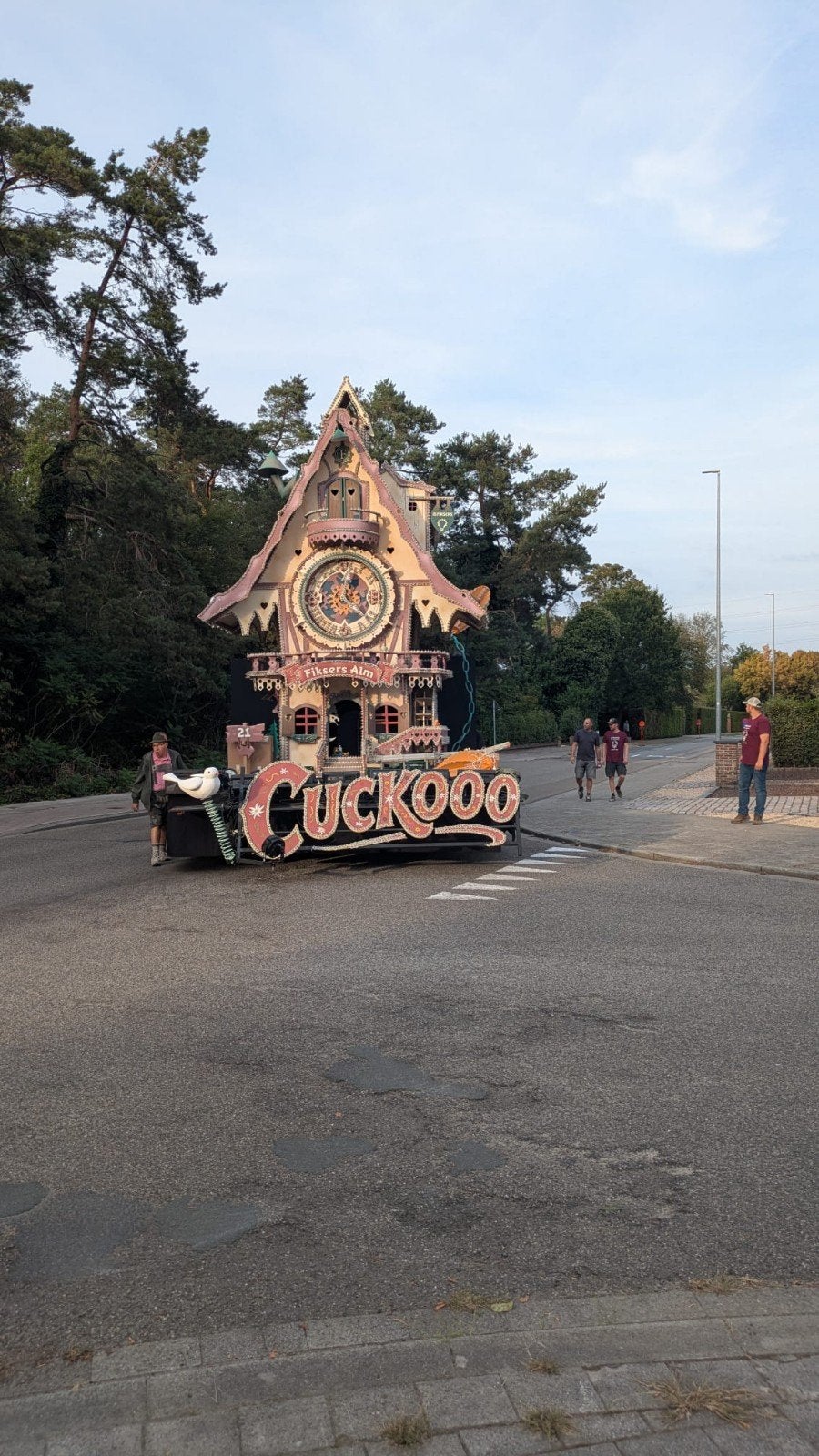 mega grote koekoeksklok, Ophalen