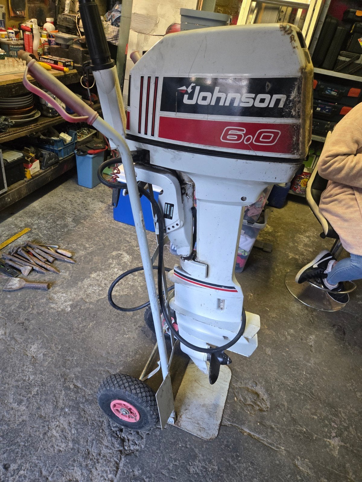 Johnson 6.0 carburateurmotor wordt herbouwd
