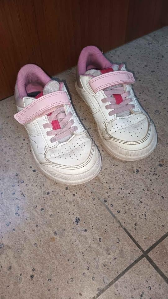 Chaussures de sport blanc et rose decathlon Pointure 30, Enfants & Bébés, Enlèvement, Chaussures
