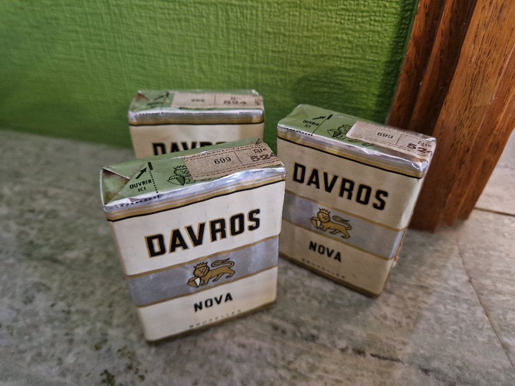 Lot 3 paquets cigarettes Davros Nova, scellés, Collections, Envoi, Comme neuf