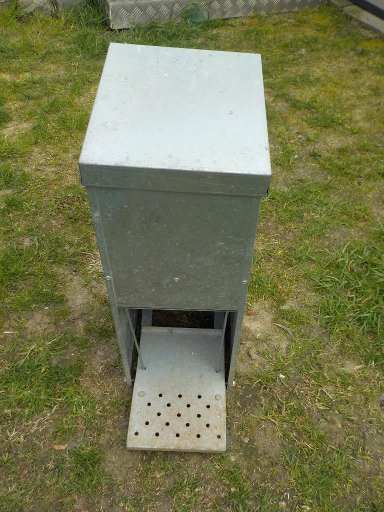 Voederbak voor kippen, Ophalen