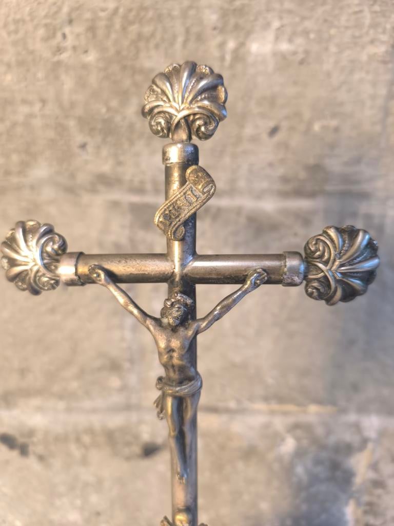 Crucifix met stolp en voet. +/-50cm. Perfecte staat., Ophalen