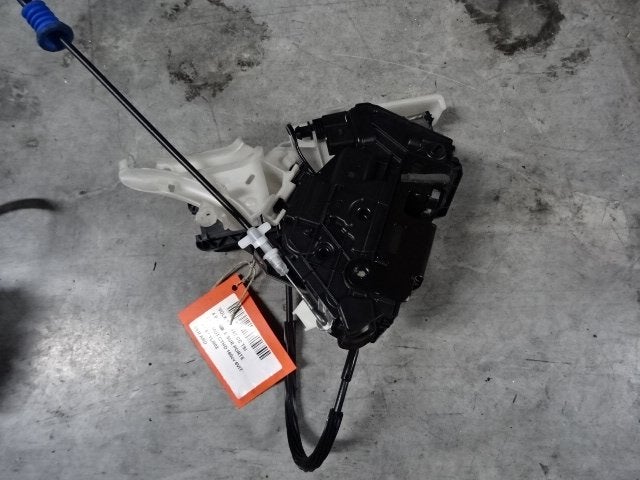 SERRURE DE PORTE ARRIÈRE DROITE Passat (3C2) (5N0839016G), Utilisé, Arrière, Volkswagen
