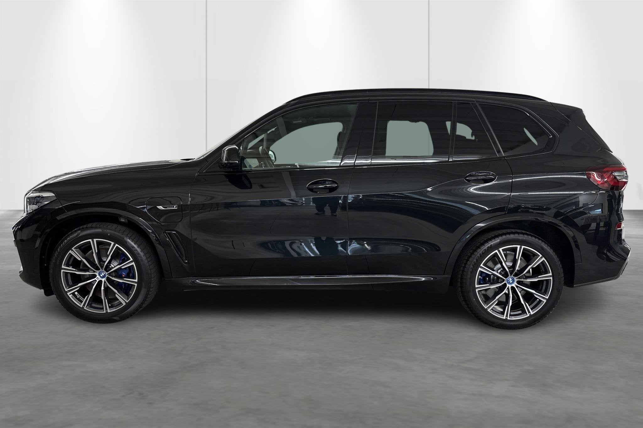 BMW X5 xDrive45e - GPS + LEDER + CAMERA + SFEERVERLICHTIN, Auto's, Stof, Gebruikt, https://public.car-pass.be/vhr/6af0dcdd-6518-454f-a938-637f952833c5