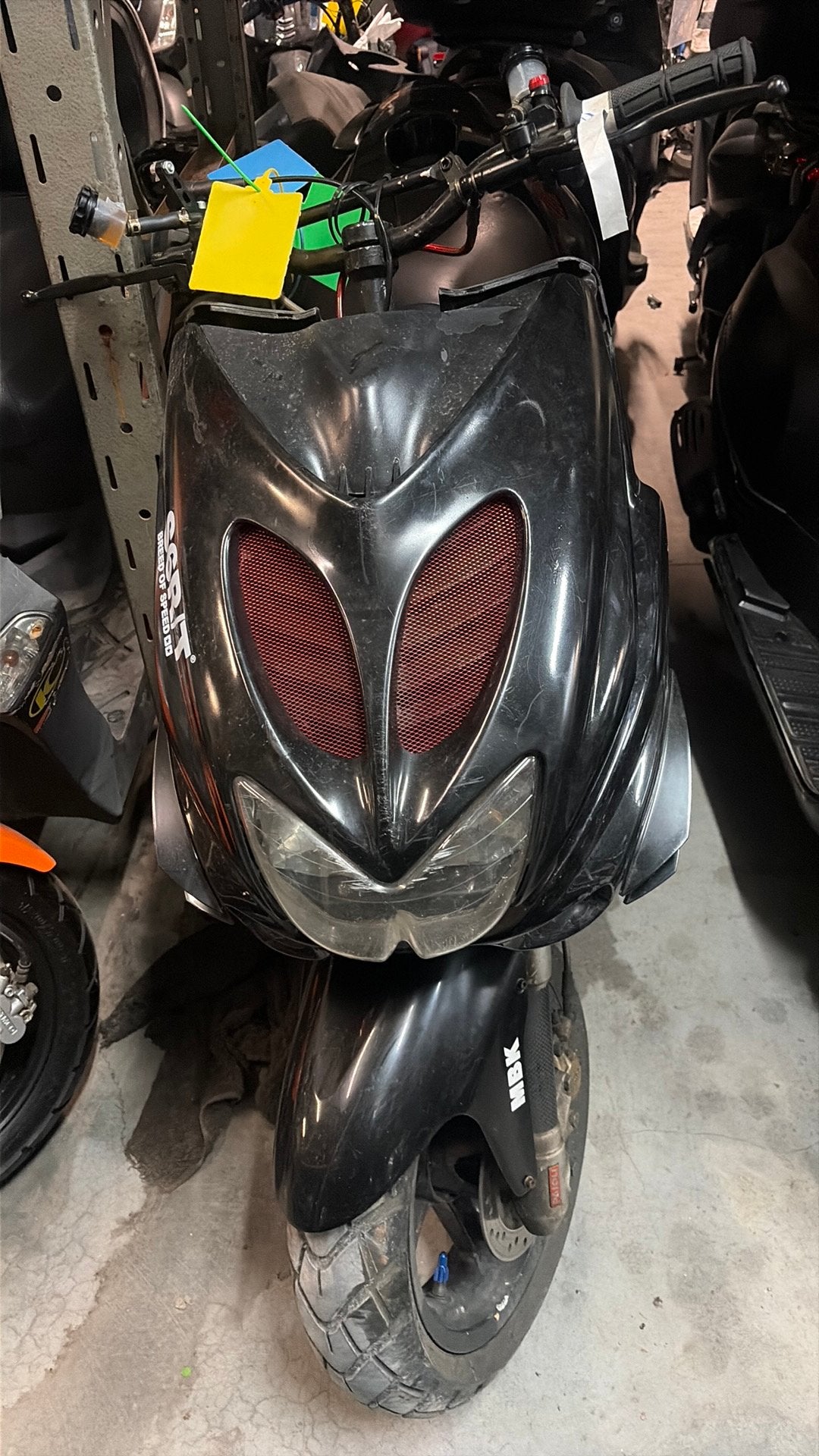 Yamaha Aerox/MBK Nitro 2T sportif - Noir personnalisé, Vélos & Vélomoteurs, Enlèvement, Comme neuf, Deux-temps