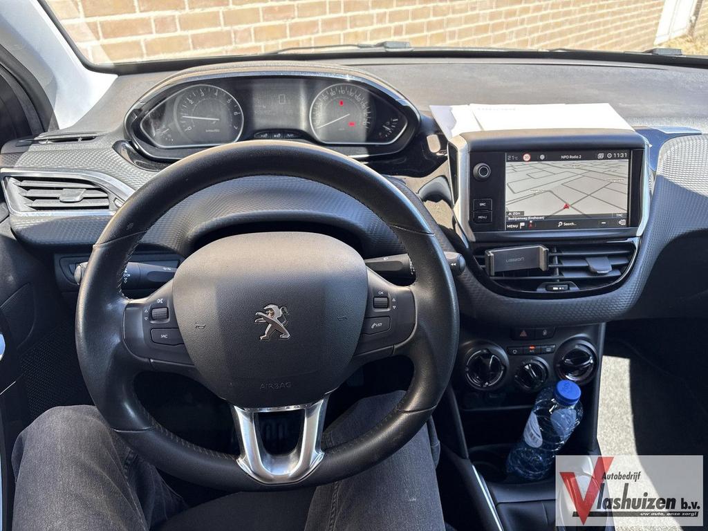 Peugeot 208 1.2 PureTech Signature | € 4.950,- NETTO! |, Auto's, Peugeot, Bedrijf, Handgeschakeld, Grijs, Navigatiesysteem