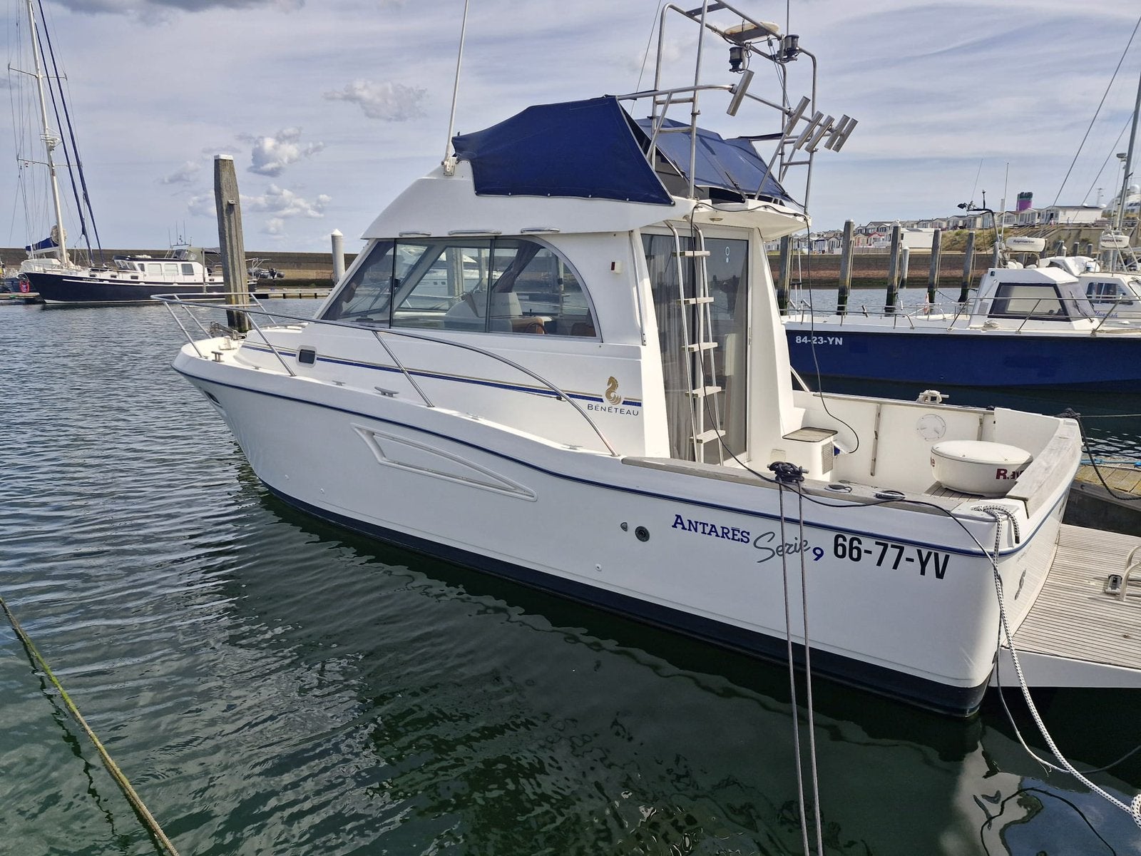 Beneteau Antares 9 fly bridge, Watersport en Boten, Motorboten en Motorjachten, 9 m, Gebruikt, Binnenboordmotor, Diesel