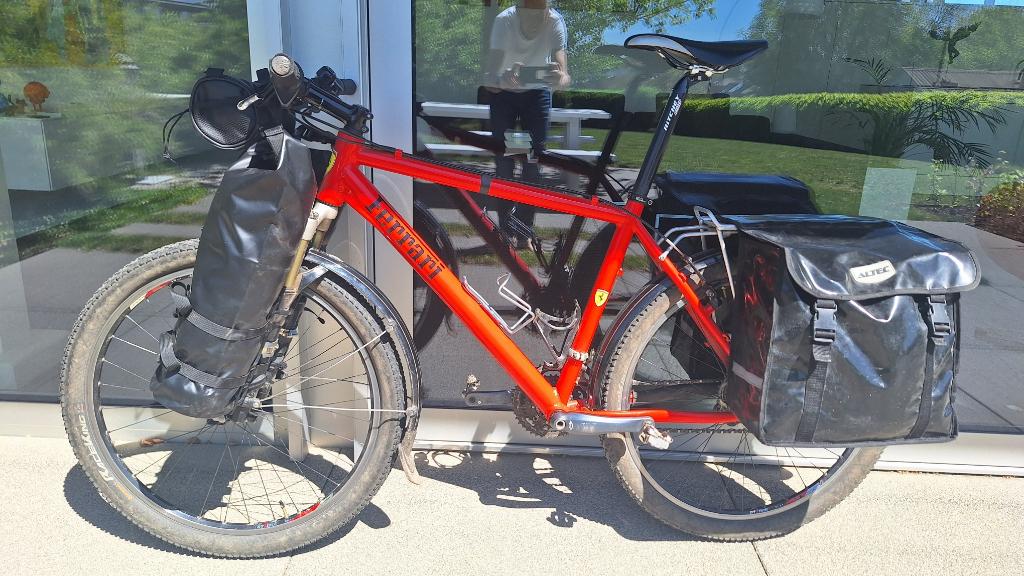 Bike packing, Trekkingfiets, vakantiefiets Ferrari, Fietsen en Brommers, Hardtail, Velgrem, Zo goed als nieuw, 53 tot 57 cm