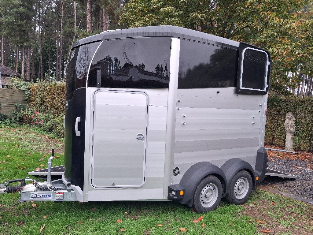 Paardentrailer IforWilliams HBX506, Ophalen, Zo goed als nieuw, Aluminium, 2-paards trailer