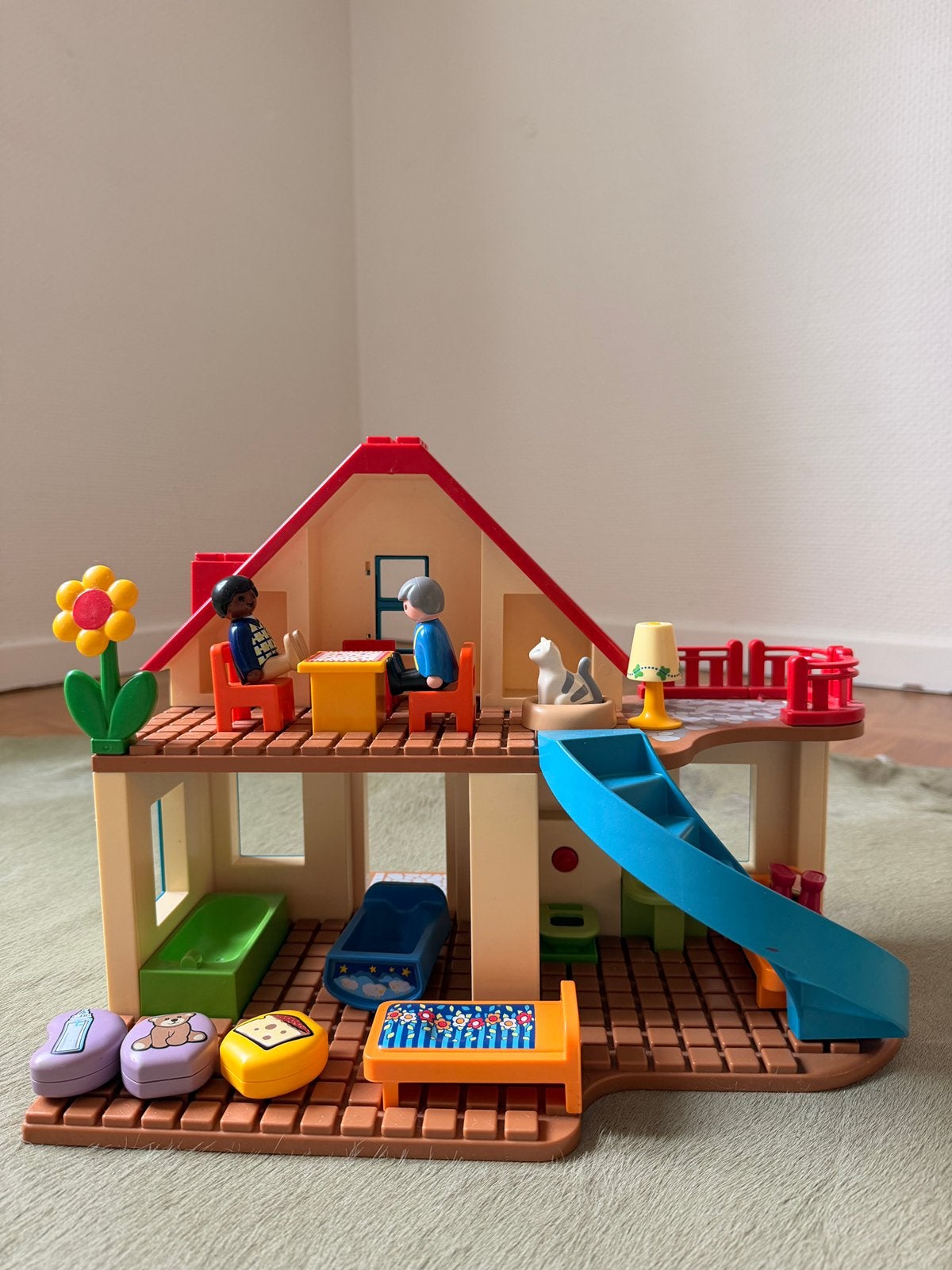 Poppenhuisje met figuren en meubels, Enlèvement, Comme neuf