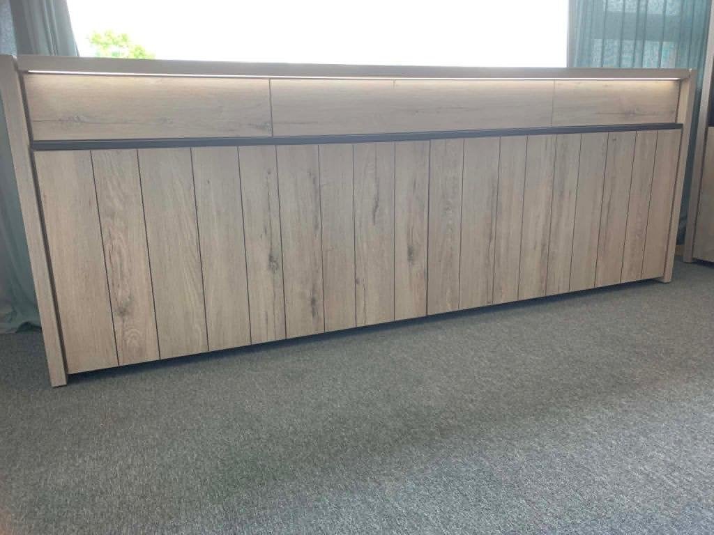 Lucca Dressoir met LED – Millenium Eik  – Nieuwstaat, Huis en Inrichting, Kasten | Dressoirs, Zo goed als nieuw, 200 cm of meer