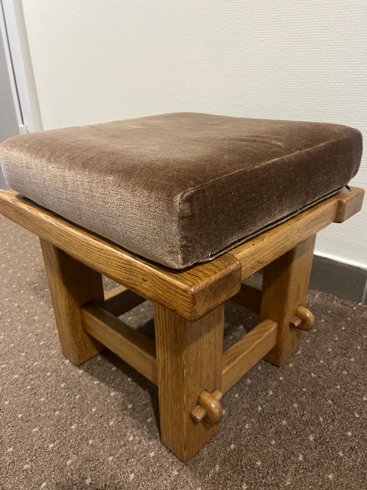 Rustieke houten kruk met bruin zitkussen, Huis en Inrichting, Ophalen, Zo goed als nieuw
