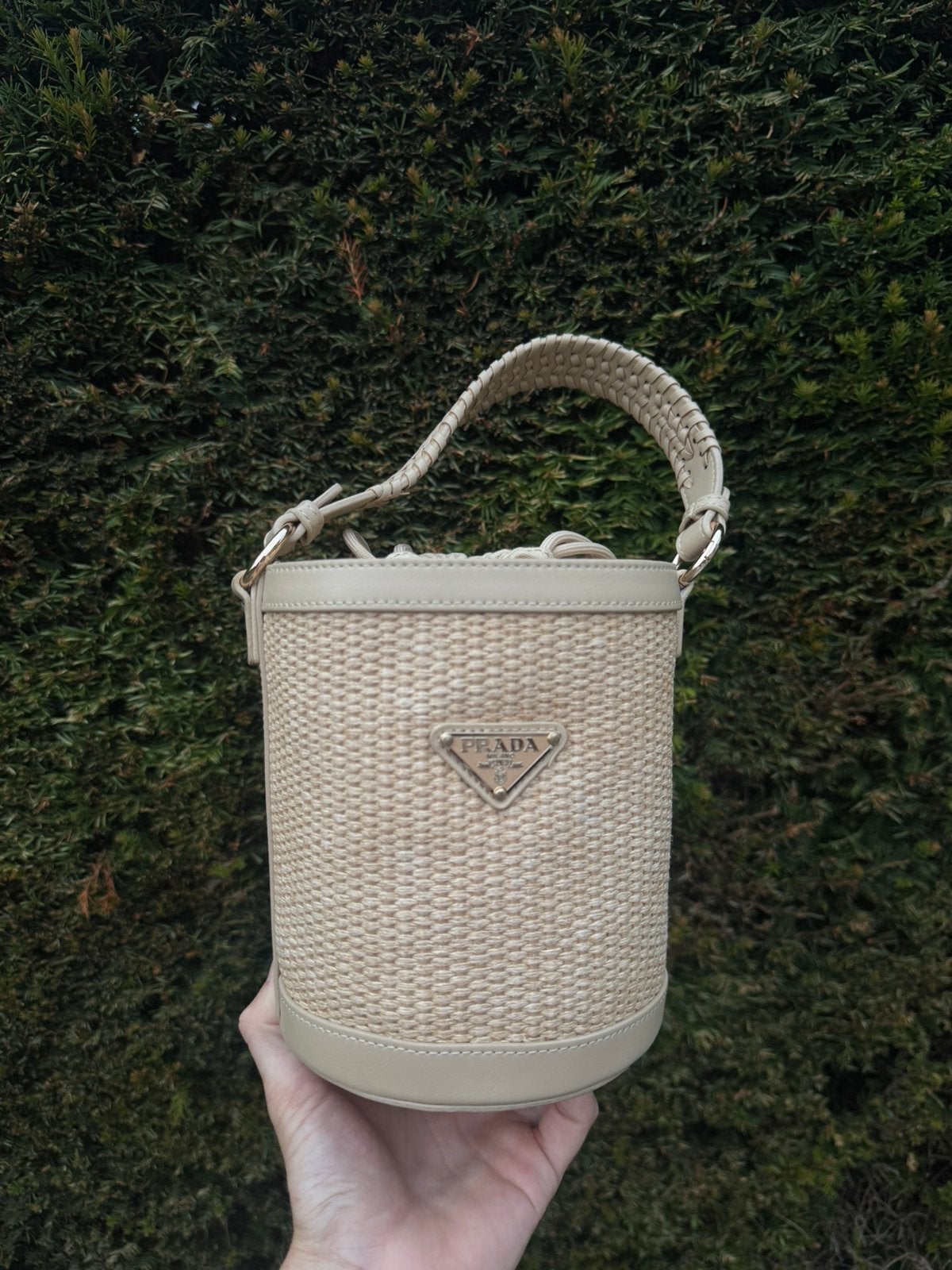 Prada Woven Bucket Bag, Handtassen en Accessoires, Ophalen of Verzenden, Nieuw, Beige, Handtas