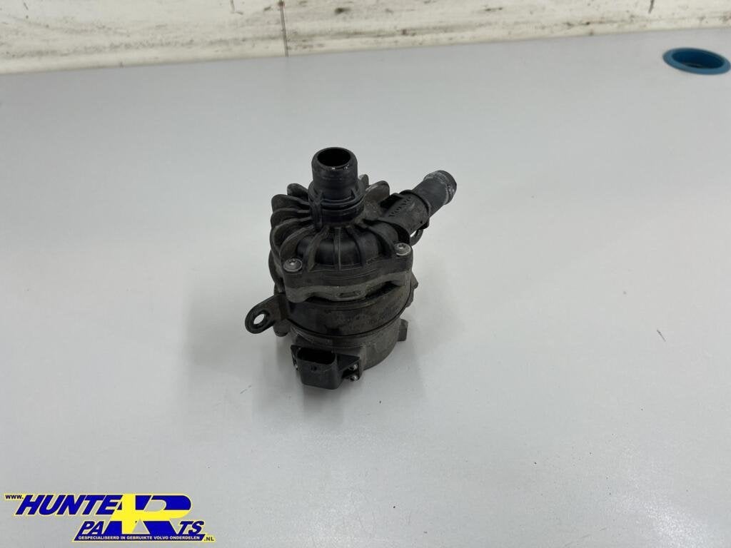 Extra waterpomp Volvo XC90 II 2.0 T8 ('14-'22) 31338384, Gebruikt, Ophalen of Verzenden, Volvo, Volvo