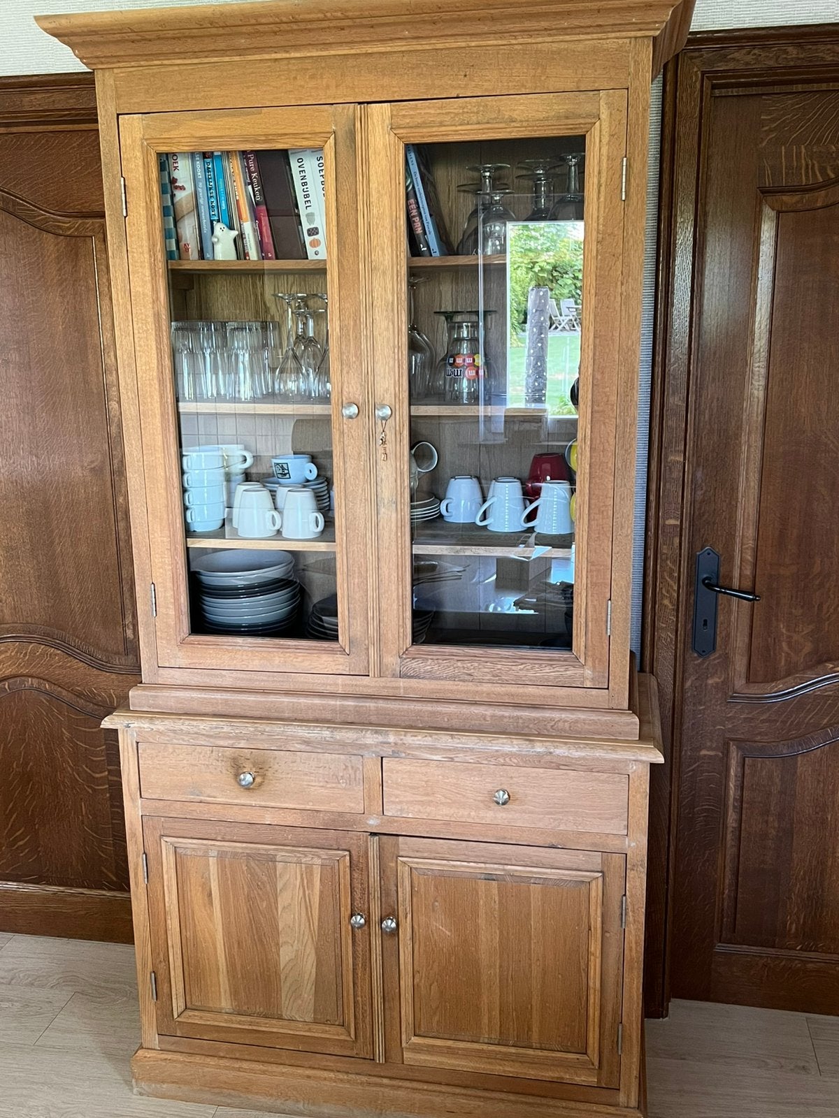 Vitrine en placage de chêne avec portes vitrées, 25 à 50 cm, Enlèvement, Utilisé, Chêne