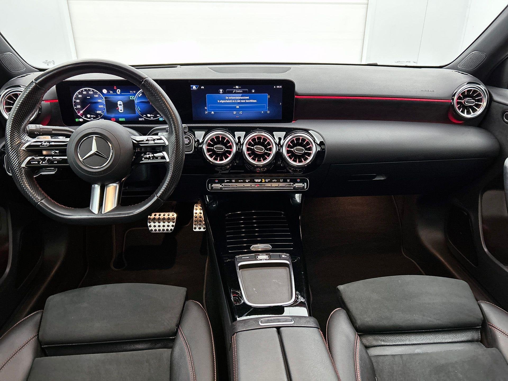 Mercedes-Benz A-Klasse Limousine A 250 e AMG Line | Night Pa, Auto's, 4 deurs, Stof, Gebruikt, 16 kWh