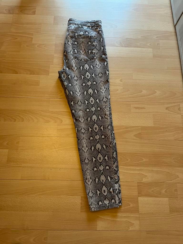 Nouveau jean stretch de la marque Lefties taille 42, Vêtements | Femmes, Jeans, Enlèvement ou Envoi, Neuf, Autres couleurs, W33 - W36 (confection 42/44)