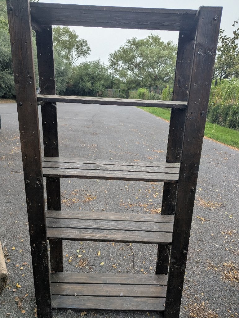 kast, houten rek met leggers, wordt uit elkaar hedaan, Ophalen, Gebruikt
