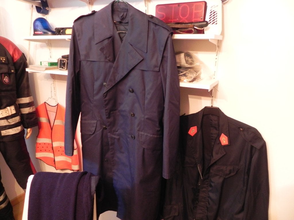 gendarmerie lot de veste MO pantalon et gilet rouge et imper, Envoi, Gendarmerie, Vêtements ou Chaussures