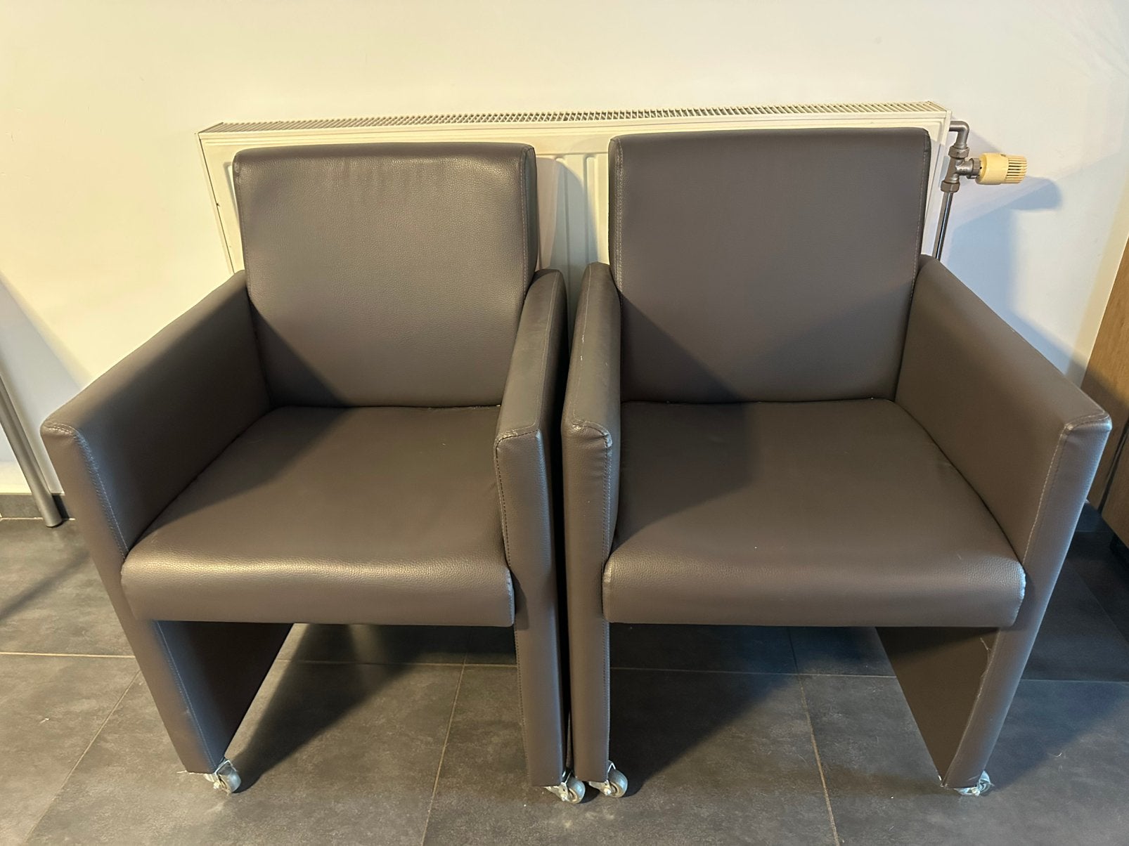 2 stoelen op wielen, Huis en Inrichting, Stoelen, Ophalen, Gebruikt, Twee, Bruin
