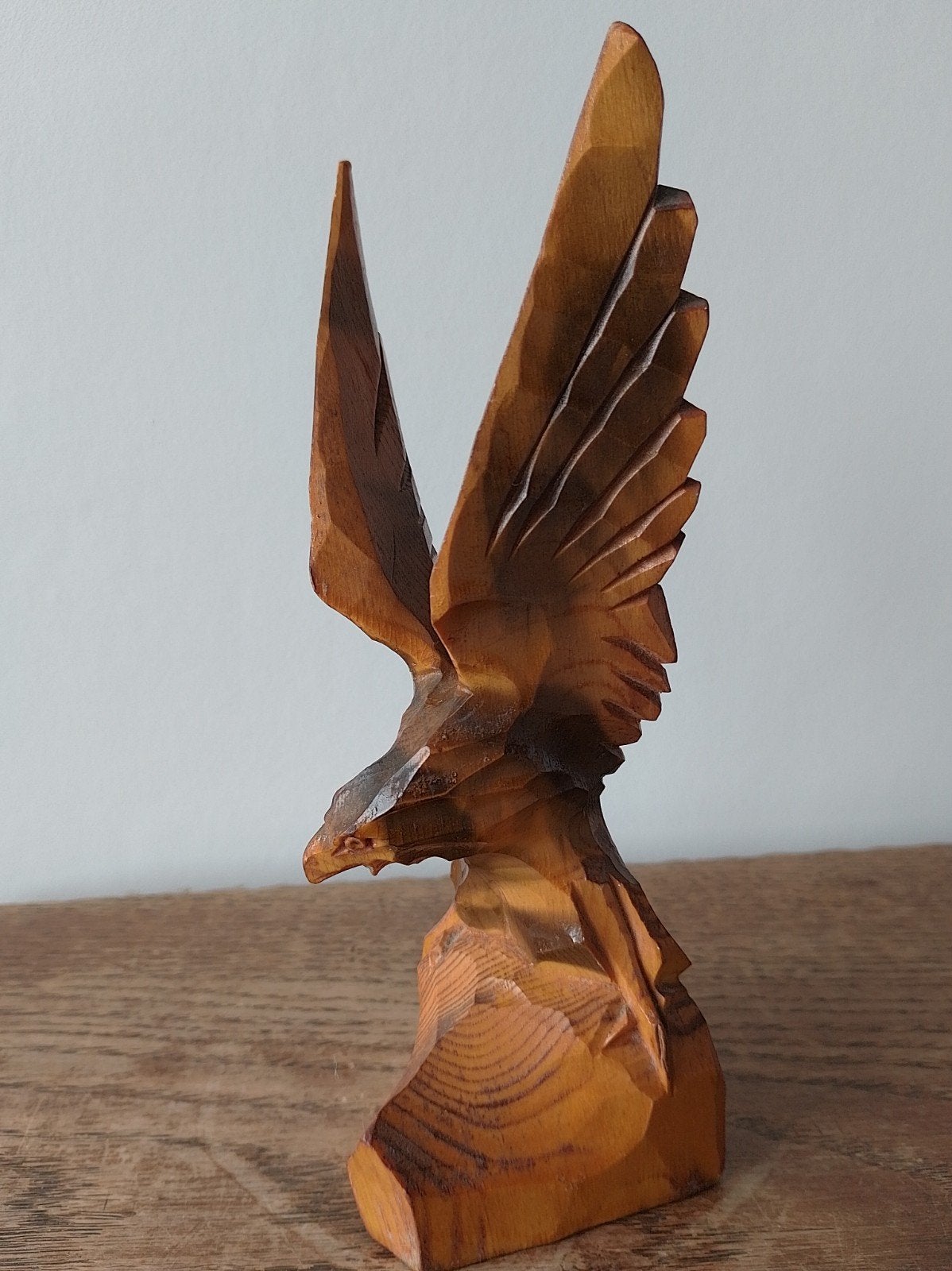 Houten beeldje roofvogel op rots, jaren 70, Antiek en Kunst, Ophalen of Verzenden, Hout