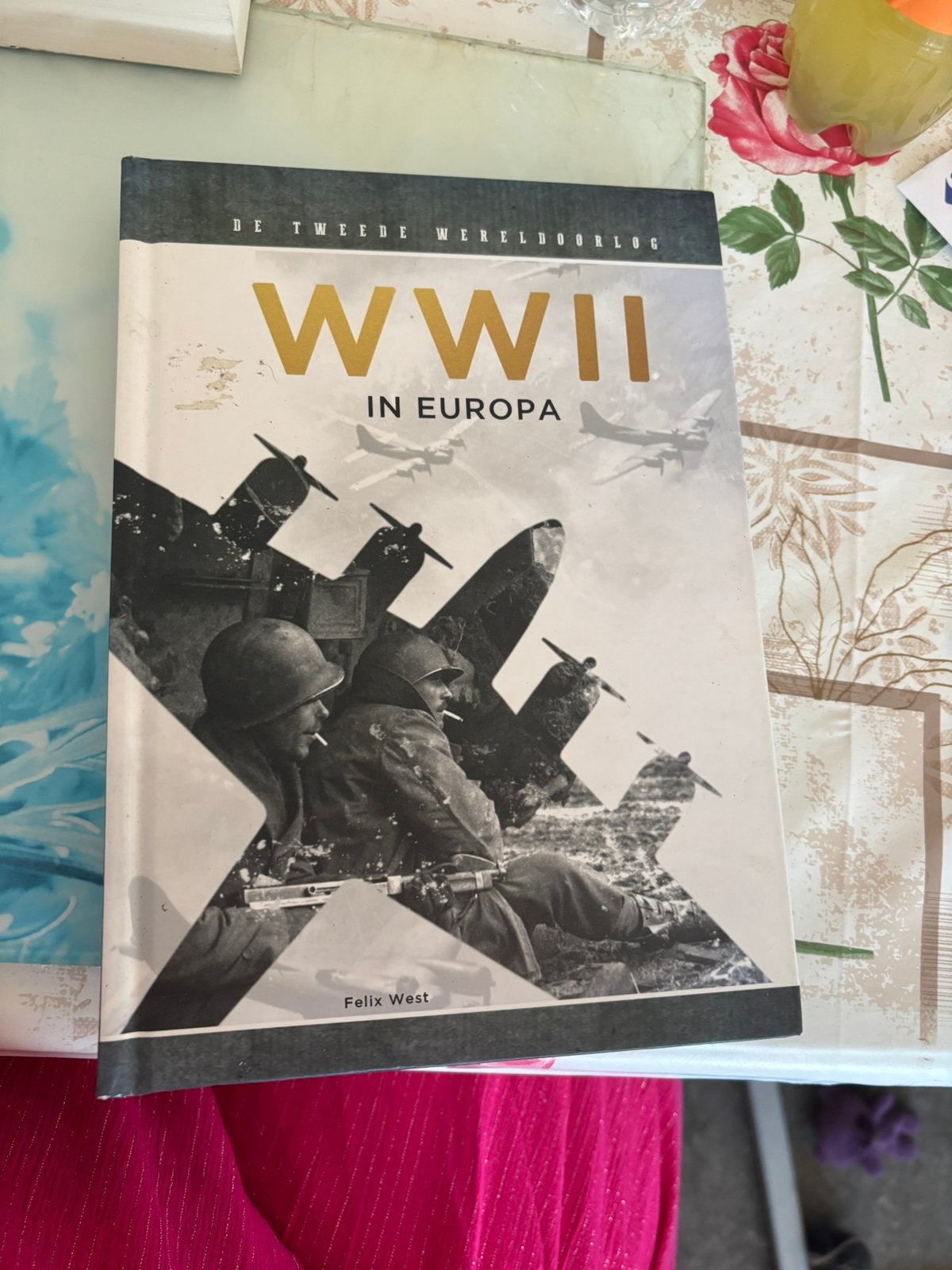 4 oorlog boeken en 1 gewoon boek, Ophalen, Zo goed als nieuw