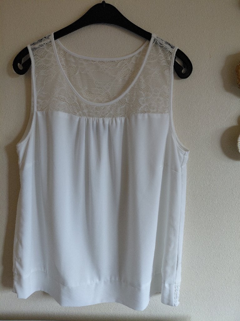 Mooie, elegante witte top met kanten bovenstuk, XXL, JBC, Maat 46/48 (XL) of groter, Ophalen of Verzenden, Zo goed als nieuw, Zonder mouw