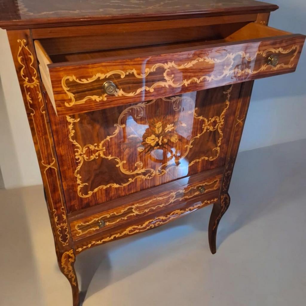 Louis XV-stijl schorskast met marqueterie
Rijkelijk versierd, Ophalen