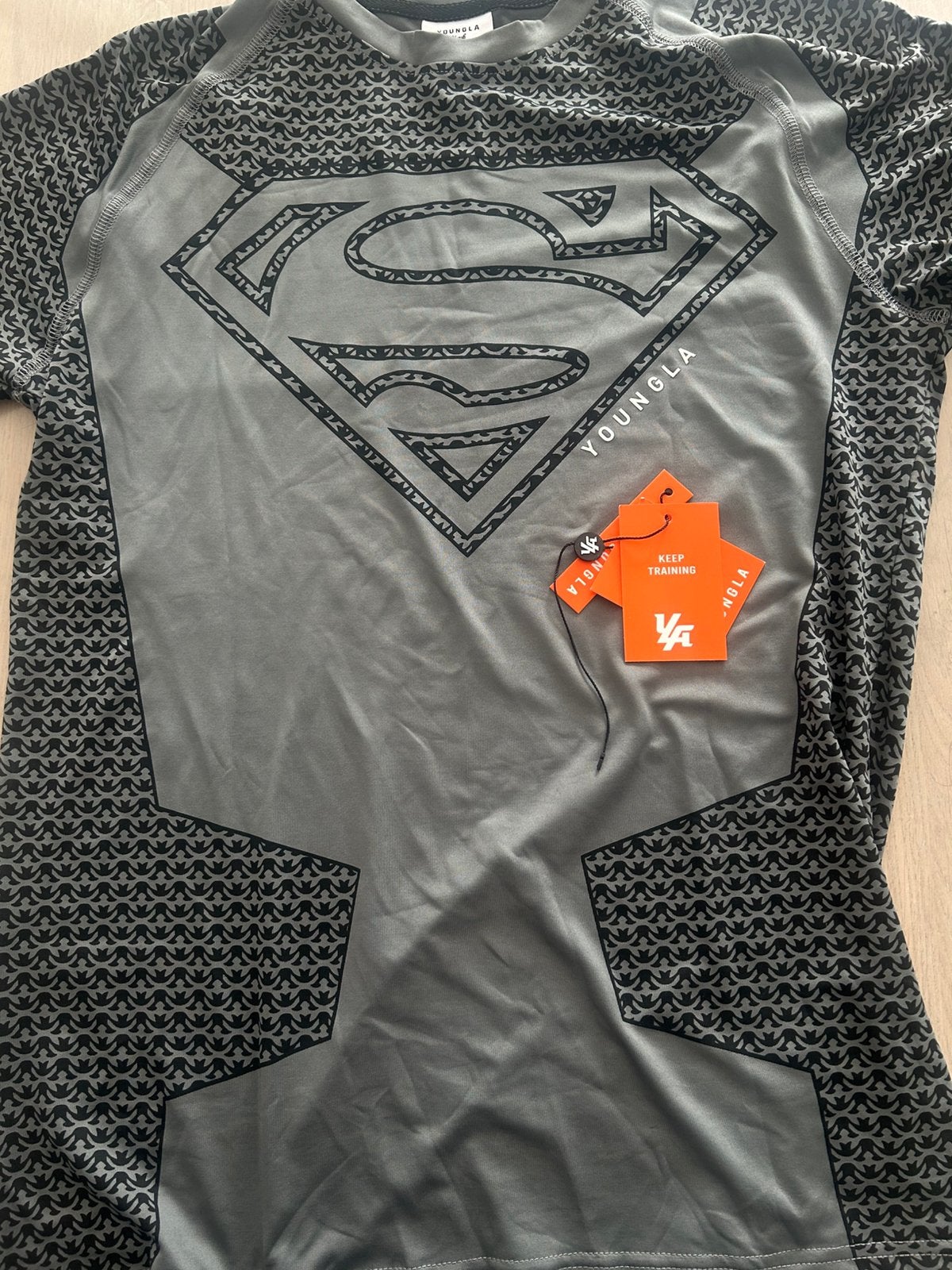 YoungLA x Superman Compression Tee – Grijs – Maat, Kleding | Heren, Maat 52/54 (L), Fitness, Verzenden, Zo goed als nieuw