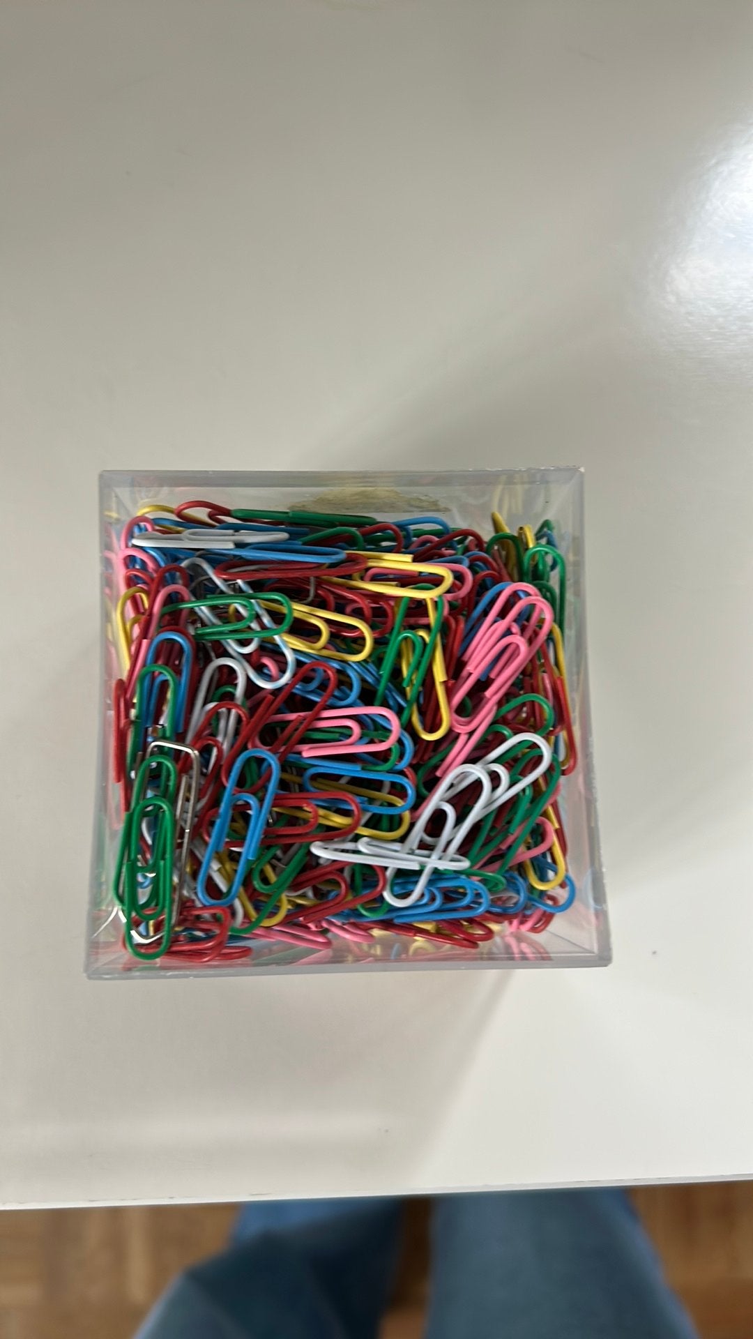 Doosje vol paperclips, Ophalen