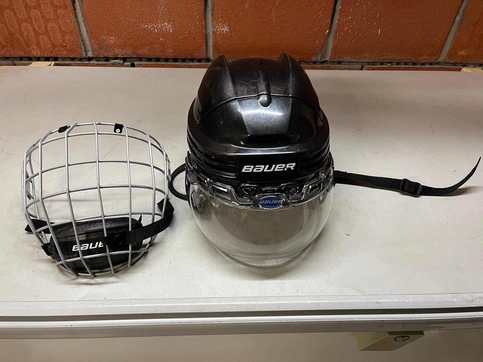 Bauer ijshockeyhelm, Enlèvement, Utilisé