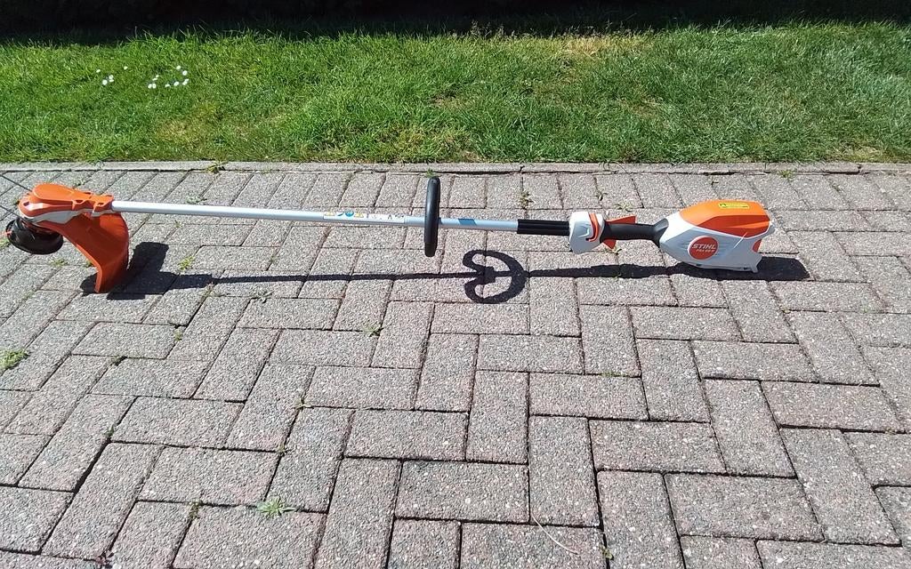 Bosmaaier stihl "fsa86r" met accu en lader., Enlèvement, Batterie