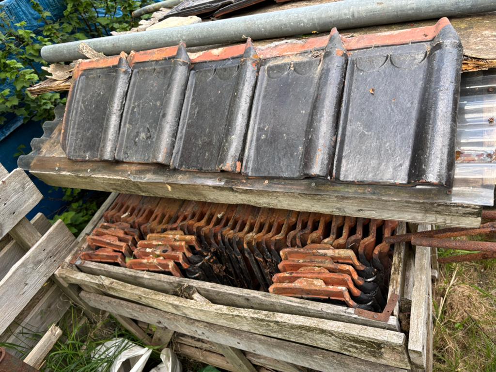 Kortrijkse dakpan zwart semi glans (700 stuks) van Ottignies, Doe-het-zelf en Bouw, Ophalen, Zo goed als nieuw