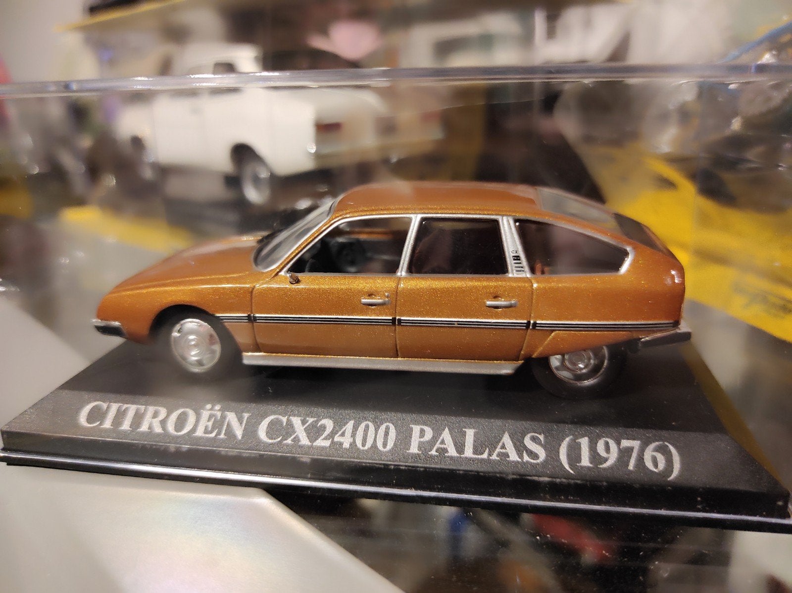 Citroën CX 2400 Pallas bruin 1976 1:43 in vitrinedoosje, Ophalen of Verzenden