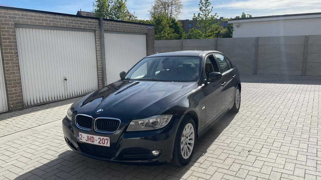 BMW 318i, 2009, Automaat 182000km, Auto's, Automaat, Achterwielaandrijving, Bluetooth, Zwart