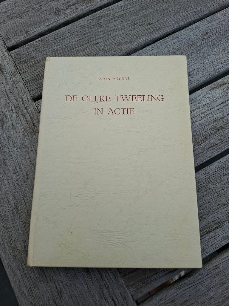 Arja Peters: De Olijke Tweeling in actie, Ophalen of Verzenden, Fictie, Arja Peters, Gelezen